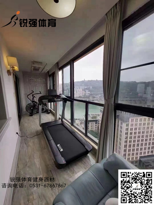 濟南某小區陽臺上的私家健身房